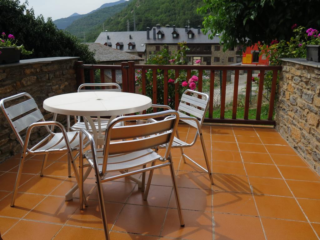 Apartaments El Ribal Valencia D'Aneu Exterior photo