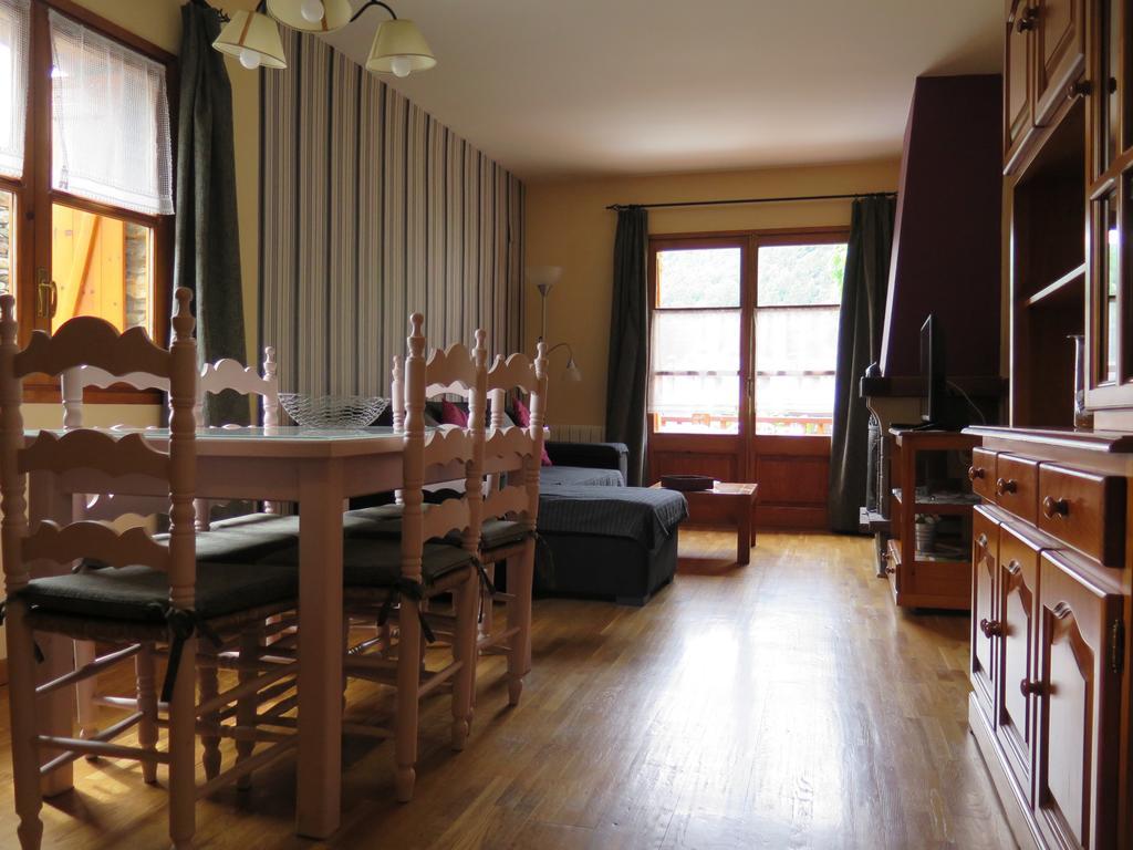 Apartaments El Ribal Valencia D'Aneu Exterior photo